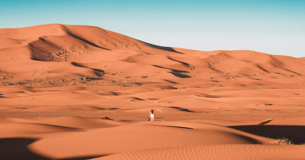 砂漠にいる女性