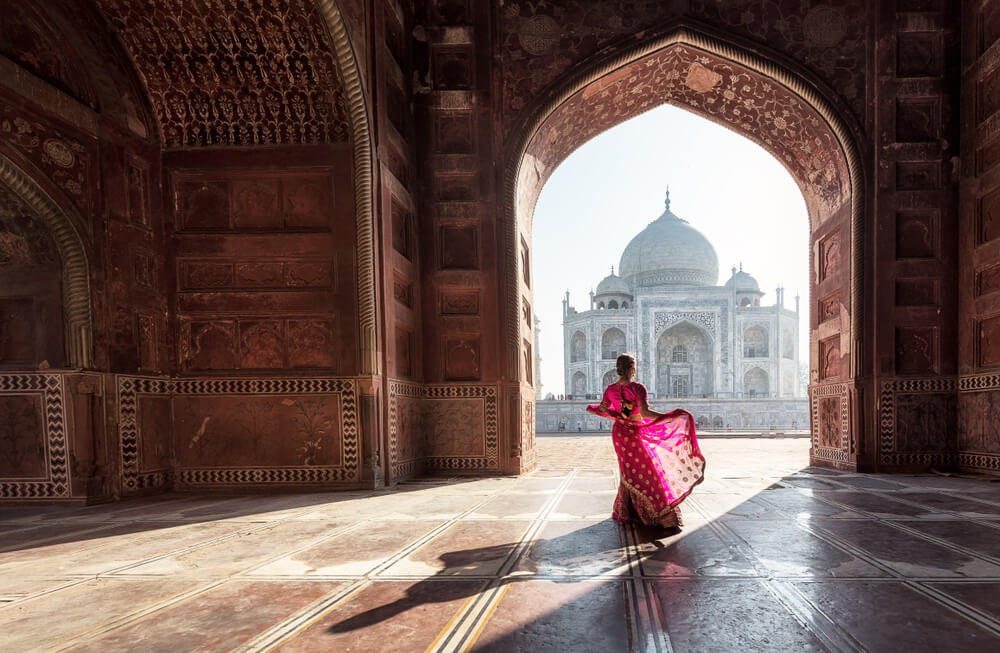 寺院でインドのサリーを着た女性