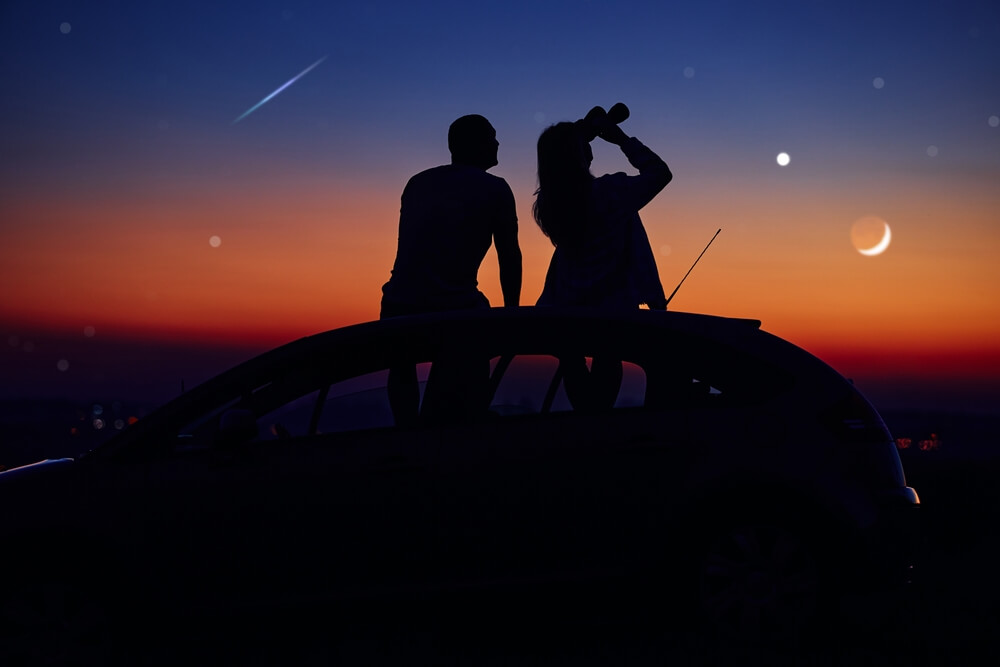 天体観測する2人の男女